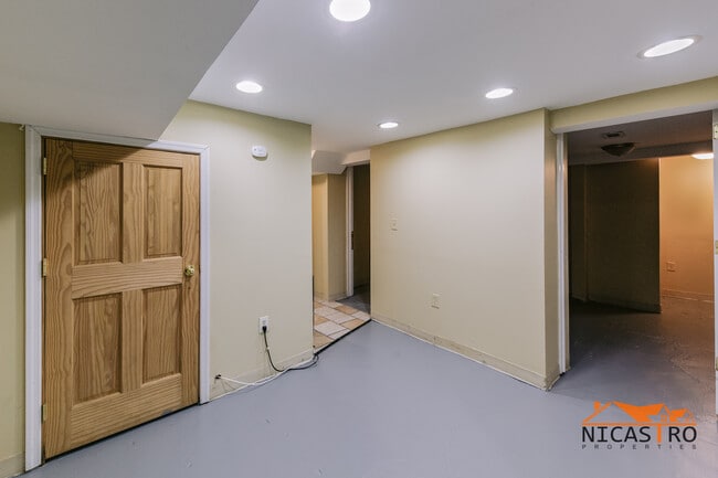 Building Photo - 2097 Summit St