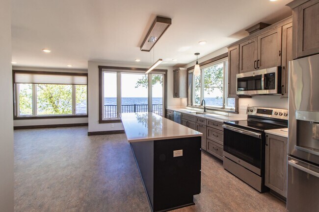Building Photo - AVAILABLE AUGUST - Beautifully Renovated 2 bed/1bath Home on PARK POINT