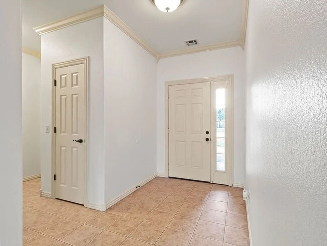 Building Photo - 1909 SW Elington St