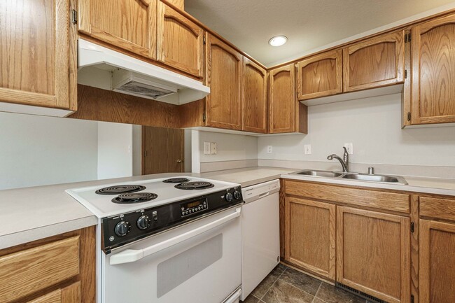Building Photo - Comfortable 3-Bedroom Townhouse with A/C, ...