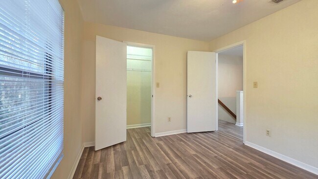 Building Photo - 2 bedroom, 1,5 bathroom townhouse in Mill Run