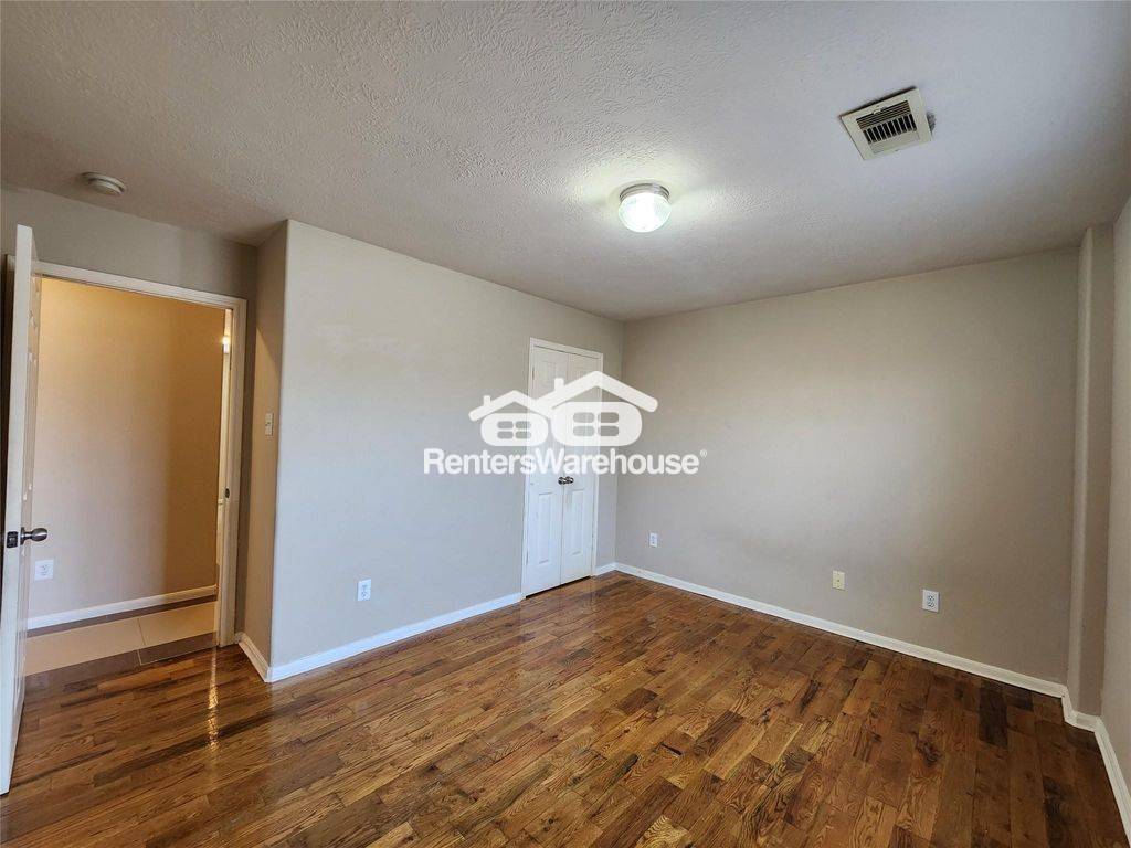 Building Photo - 11111 Valley Kings Dr