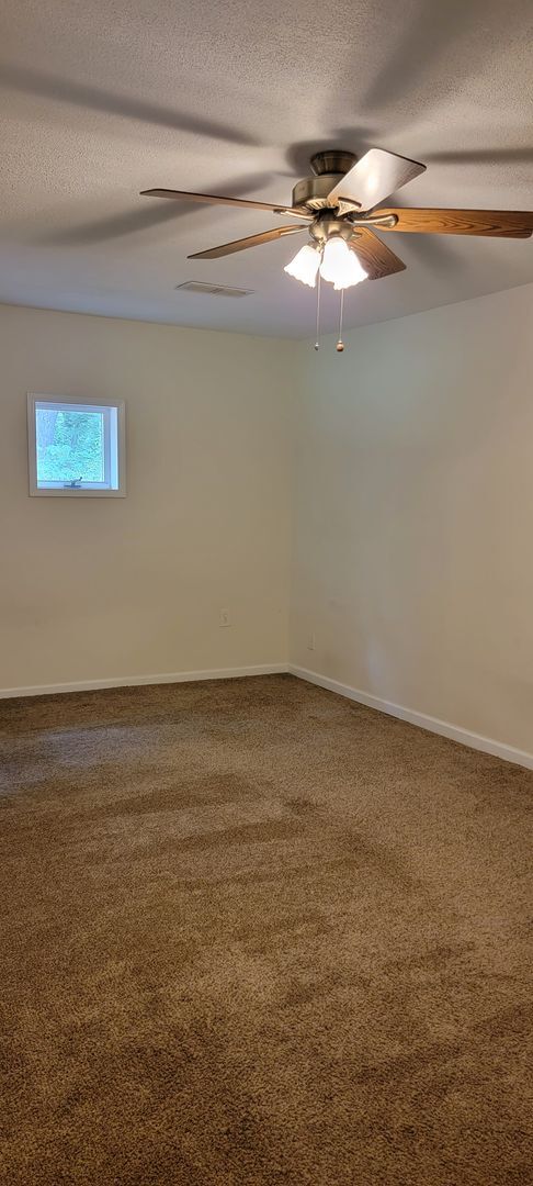 Building Photo - Country House on 1 Acre