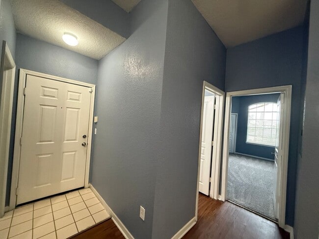 Building Photo - Newly painted Two Bedroom, Two Bathroom For Rent in New Tampa