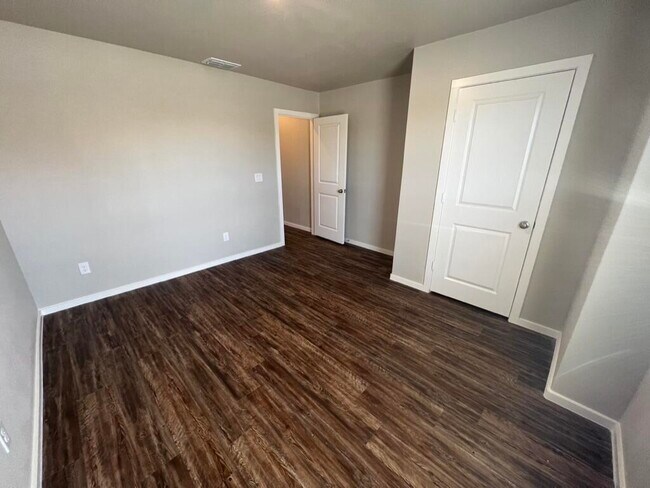Building Photo - 2029 Kenwood Ave