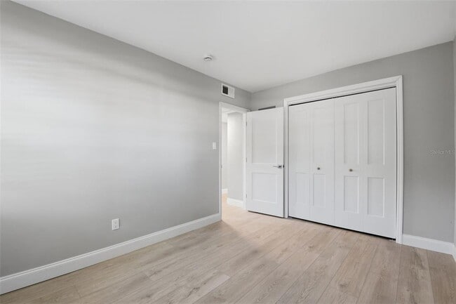 Building Photo - 405 Shore Dr E