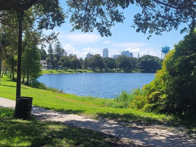 Mirror Lake one block away - 344 Grove St N
