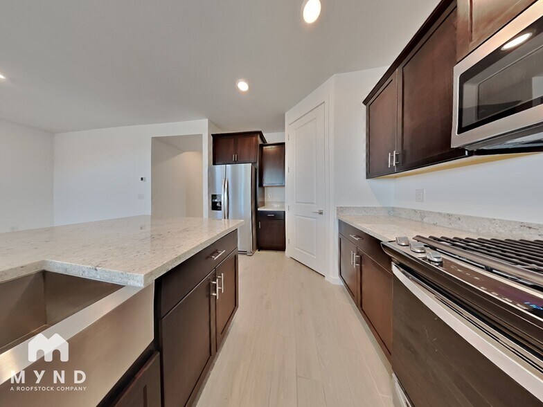 Building Photo - 17335 W Sunnyslope Ln