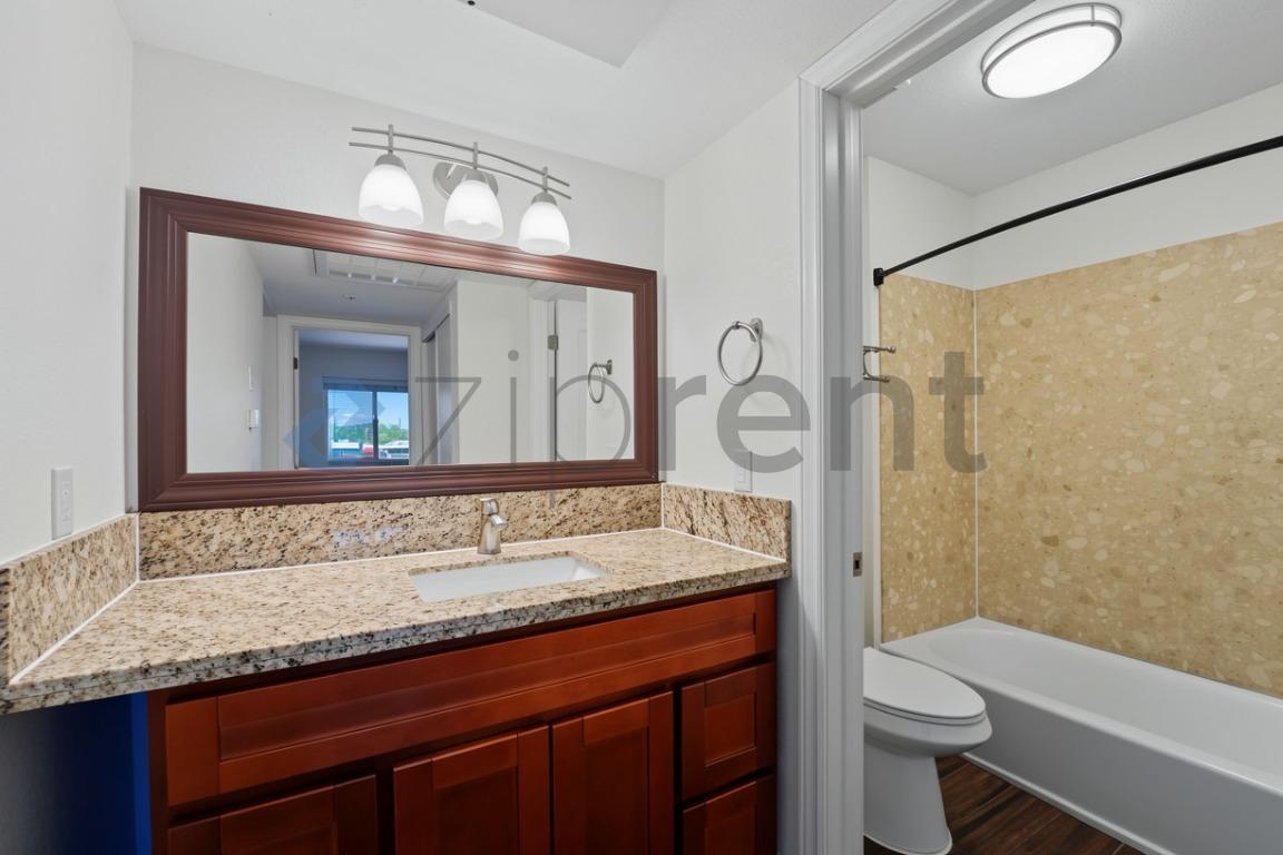 Building Photo - Unit B206