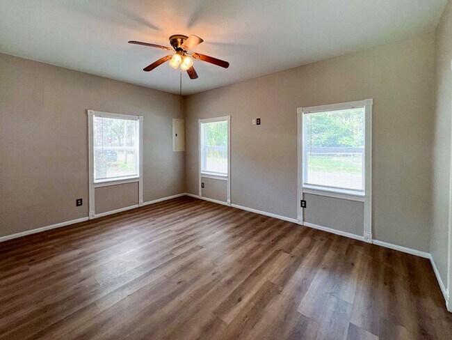 Building Photo - Pet Friendly 2BR/2BA + Flex Space on Doubl...
