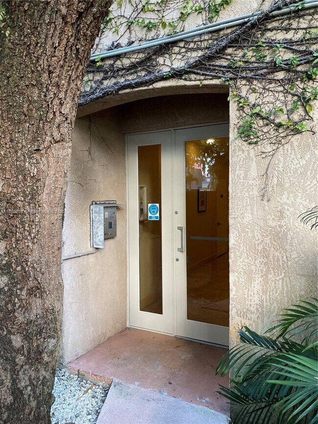 Building Photo - 2630 SW 28th St