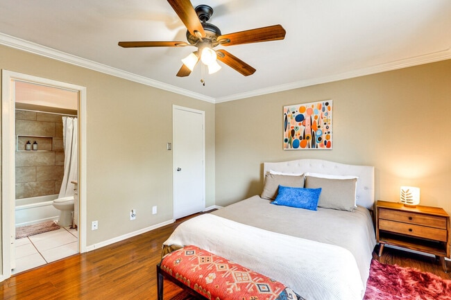 Building Photo - 8702 Village Dr