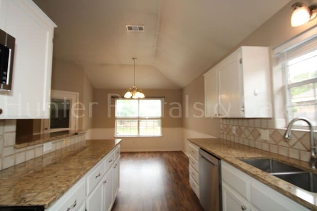 Building Photo - Walker Place Beauty