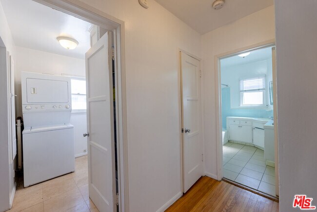 Building Photo - 8537 Cashio St