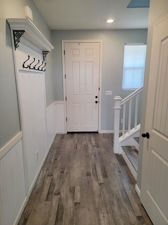 Building Photo - Beautiful 3 Bedroom 2.5 bath Home