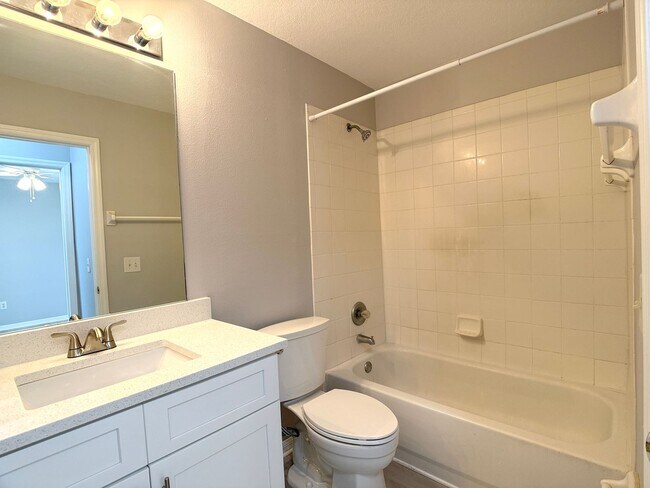 Building Photo - 306 Mango Dr