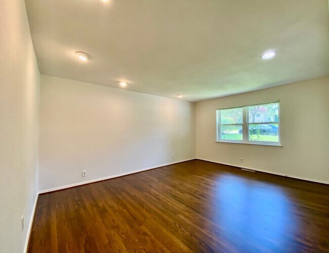 Building Photo - 2125 Forest Oaks Dr