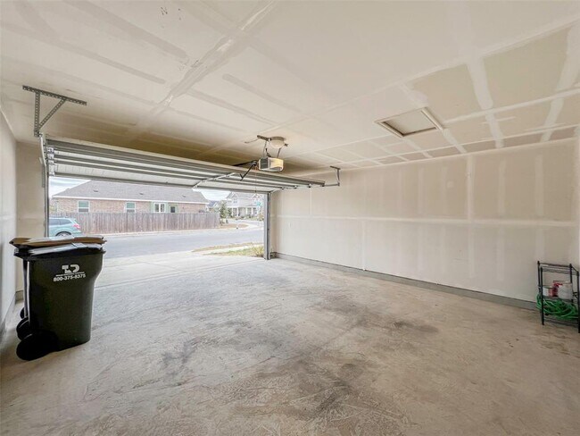 Building Photo - 818 Silo St