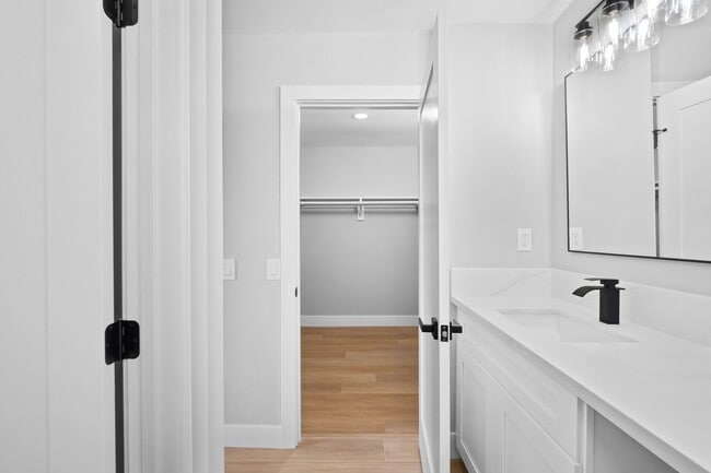 Building Photo - Move-In-Ready Townhome-Style Unit in Chula Vista!