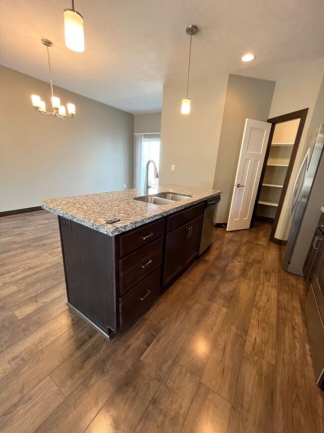 Building Photo - 3 Bed/2.5 Bath Townhome in Downtown Sioux Falls!!