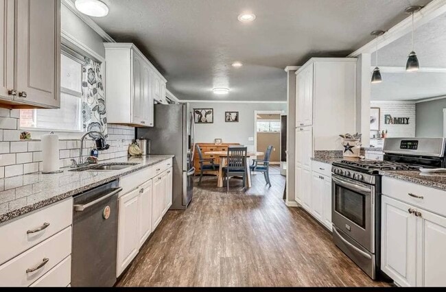 Building Photo - 1001 N Skyline St