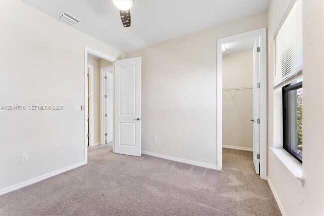 Building Photo - 2485 Primrose Pl