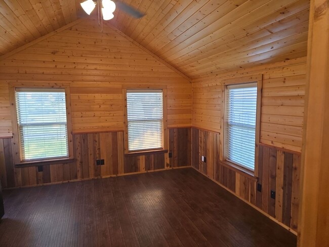 Building Photo - 1/1 LOG CABIN HORSE PROPERTY with Yard and Shed Row