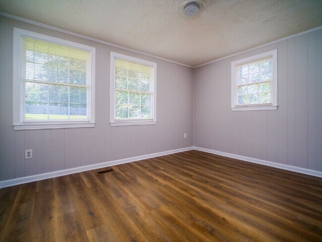 Building Photo - "Charming 3-Bedroom Retreat in Kings Mountain - Cozy 1050 sqft Home!"