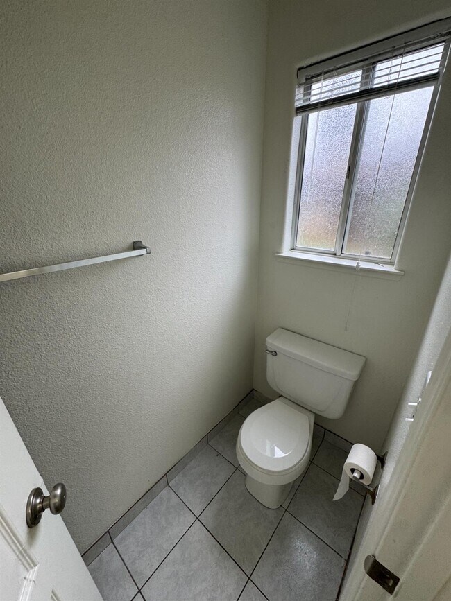 Building Photo - 1848 E Everglade Ave