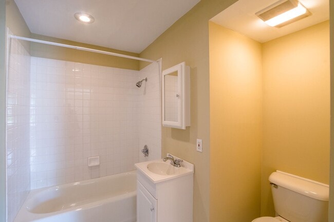 Building Photo - Beautiful Three Bedroom in Washington Square West