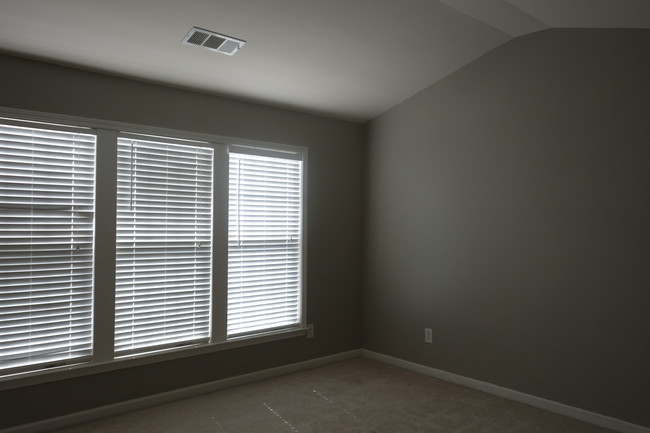 Building Photo - 1390 Thornborough Dr