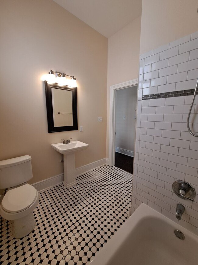 Building Photo - 3216 Bienville St