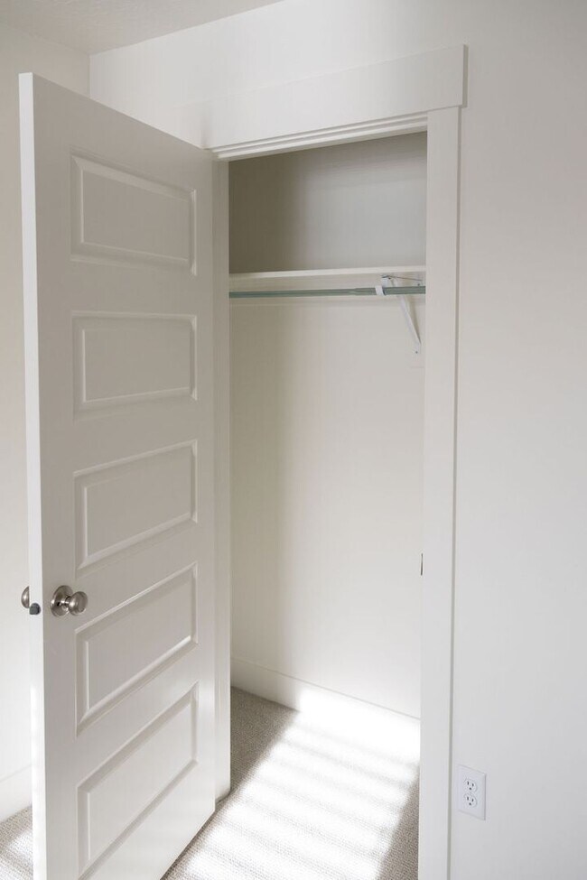 Building Photo - Spacious 4-Bed Home in Sage Canyon - Small Pet Friendly