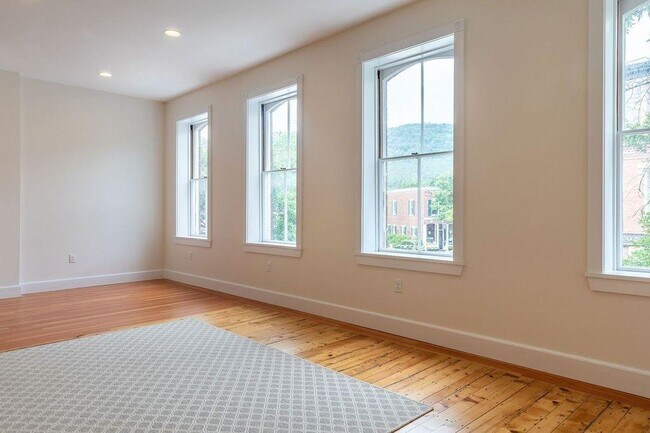 Building Photo - 21 Central St