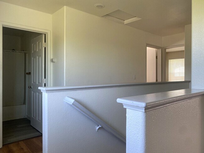 Building Photo - Don’t Miss Out on this 3/2.5 home