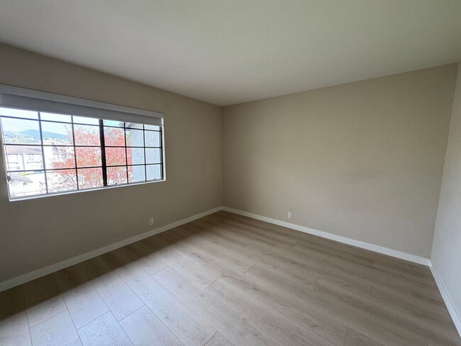 Building Photo - Spacious 2Bd/2Ba Condo w/Bonus Office, Garage and A/C!