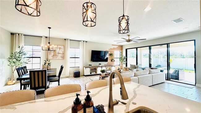 Building Photo - 12661 Oak Hill Way