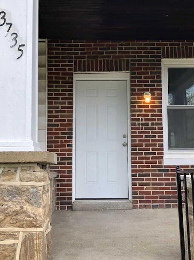 Building Photo - Beautiful and ready to move in 3 Bedroom, ...