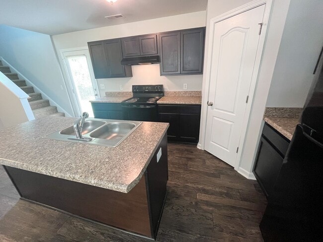 Building Photo - Beautiful 3 bedroom, 2 1/2 bathroom home i...