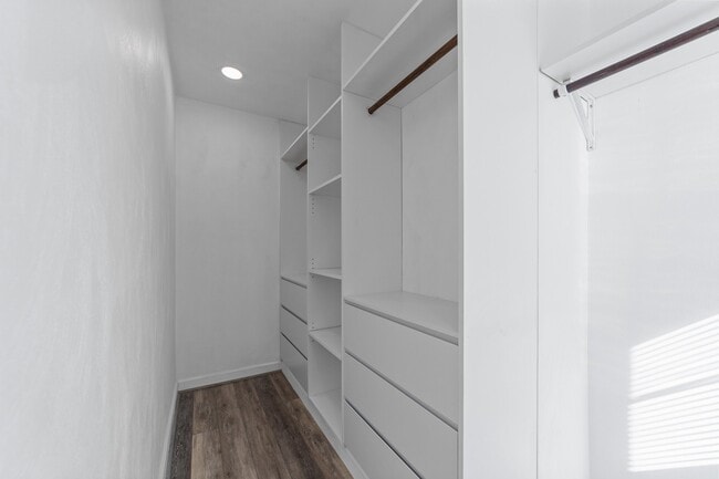 Building Photo - 832 Chalbourne Dr