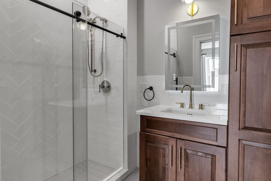 Building Photo - 670 Main St