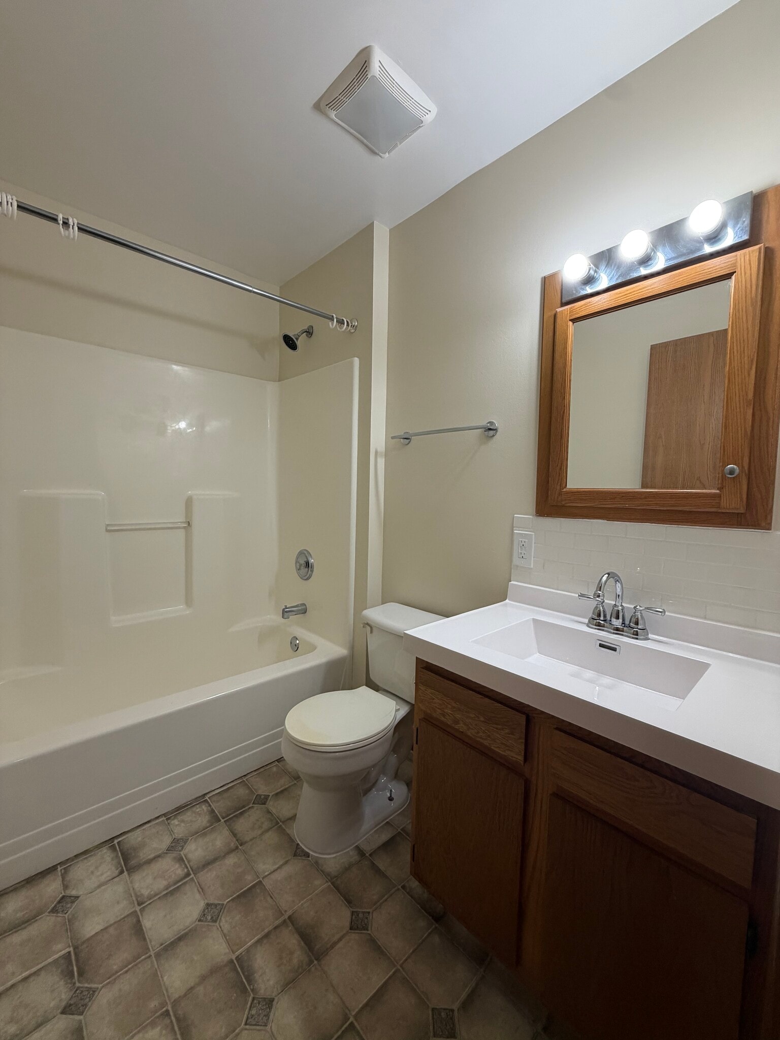Bathroom - 938 Woodville Rd