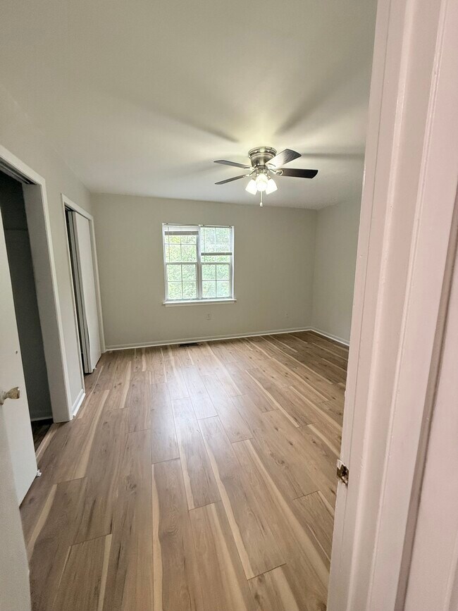 Building Photo - 5326 Carolyn Cir