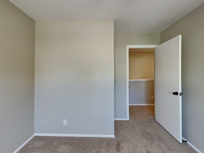 Building Photo - 8011 Manderly Pl