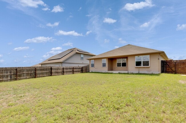 Building Photo - 116 Leona River Trl