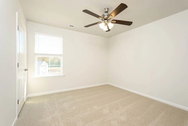 Building Photo - 504 Jack Pine St