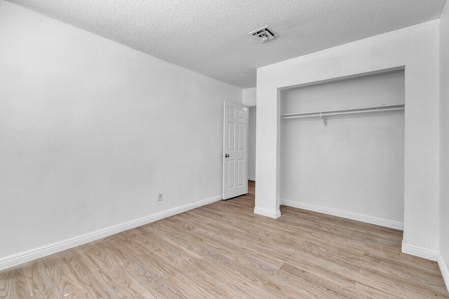Building Photo - 2508 E Mesquite Ave