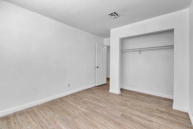 Building Photo - 2508 E Mesquite Ave