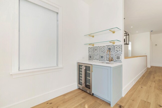 Building Photo - 261 Royal Poinciana Way