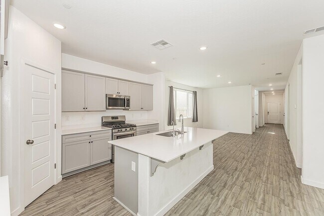Building Photo - 2844 N Vahe Ave